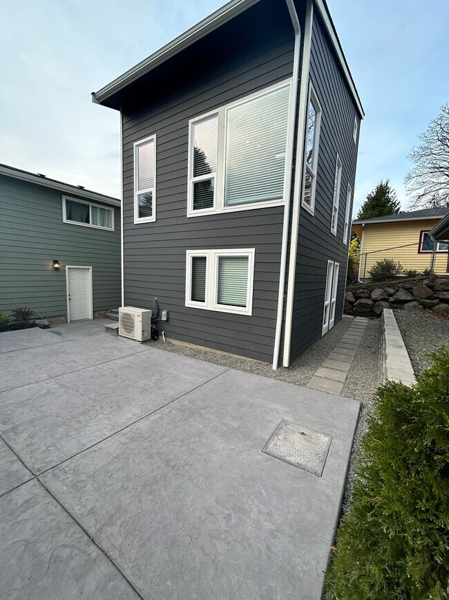 Building Photo - 8024