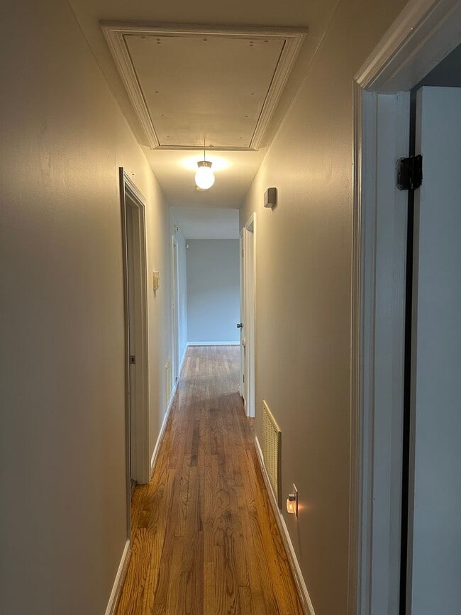 Building Photo - 3 Bed 1.5 Bath 10 Minutes from downtown!