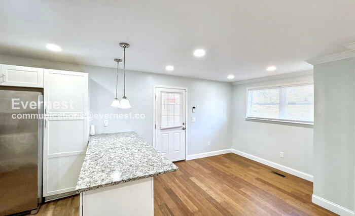 Building Photo - 217 N Sweetbriar Ave