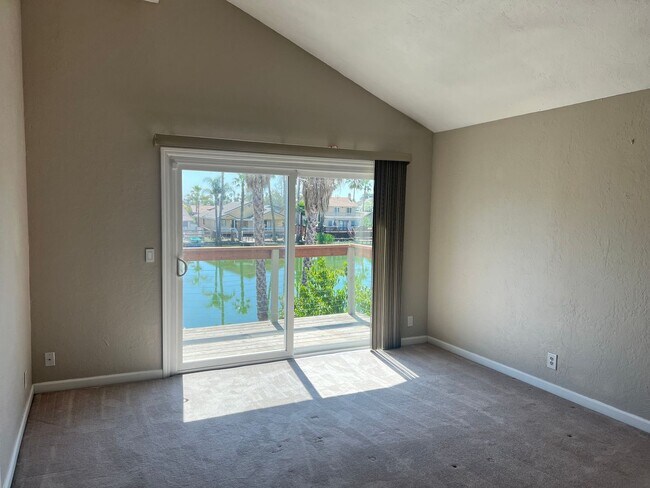 Building Photo - Living on the Lake