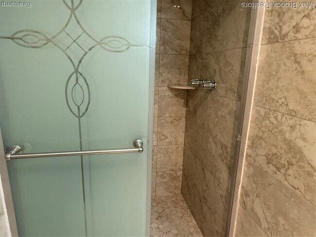 Building Photo - 6670 Maple Lakes Dr