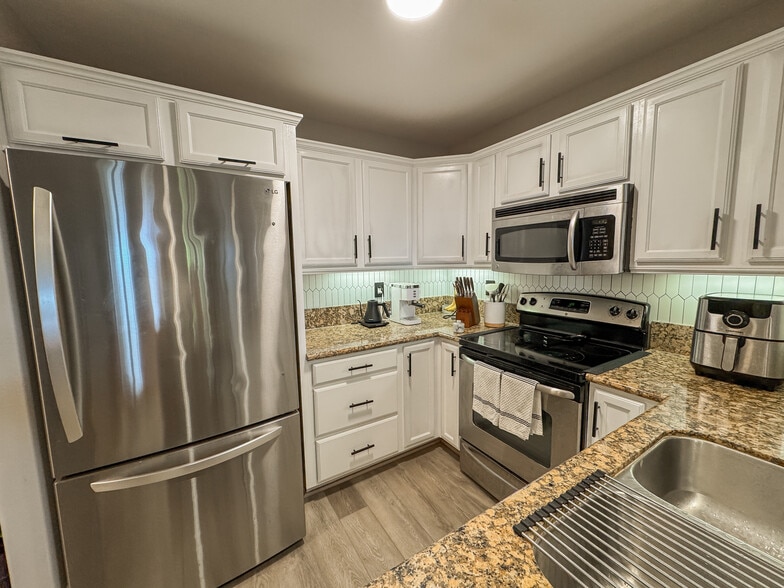 Building Photo - 5252 Balboa Arms Dr