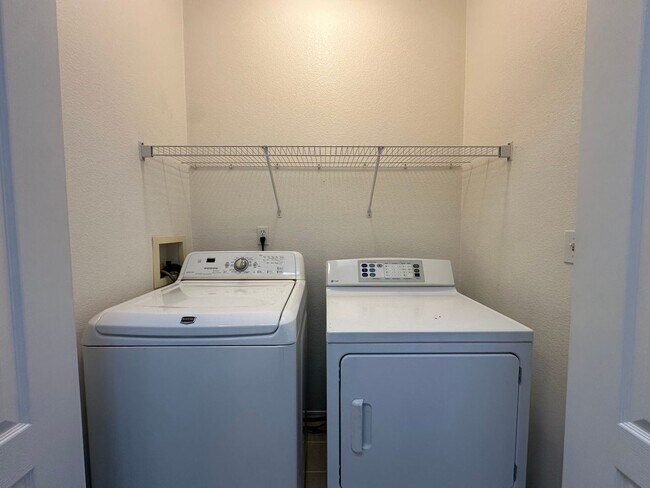 Building Photo - 2 Bed, 2 Bath in Courtyard Estates!