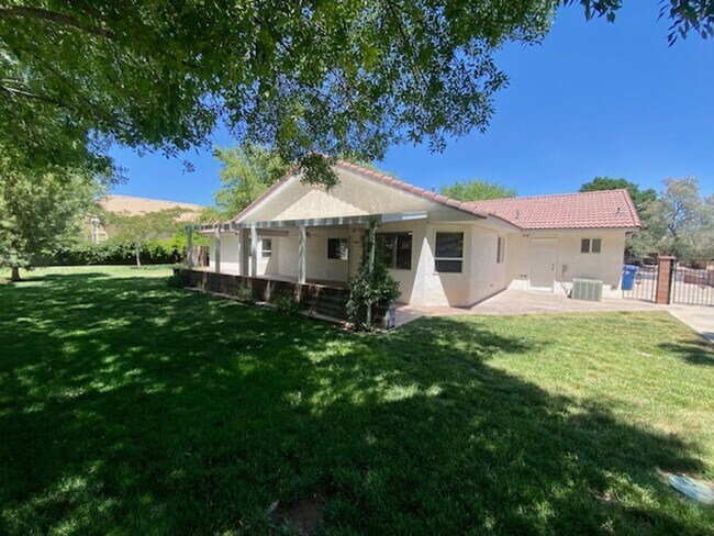 Building Photo - SPACIOUS HOME FOR RENT!