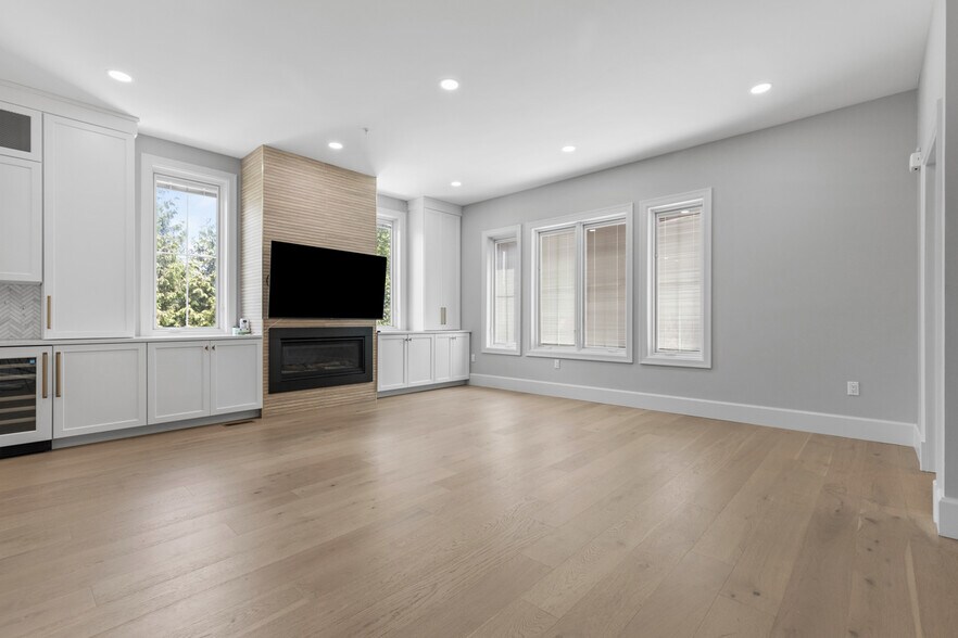 Building Photo - 5135 5th Ave