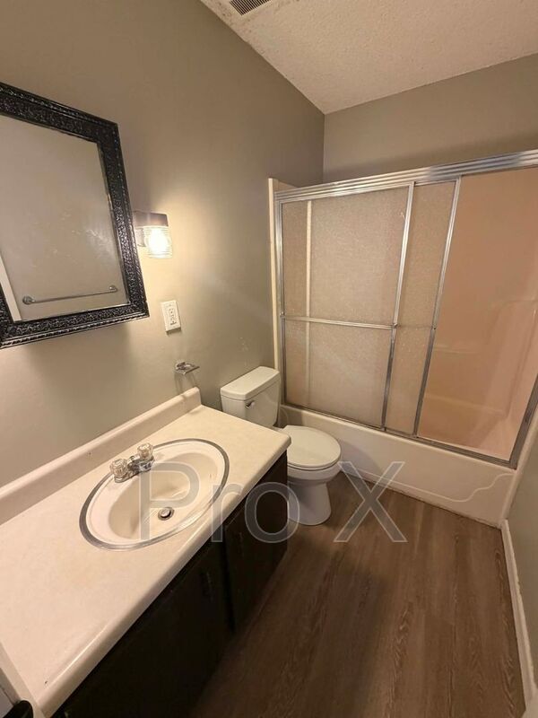 Building Photo - 2027-2037 S River St