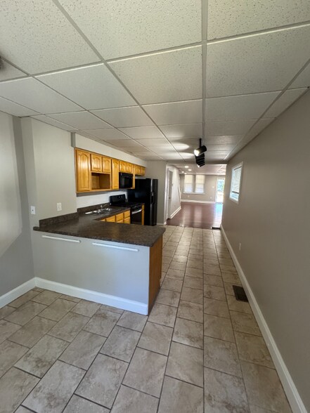 Building Photo - 431 Iroquois St