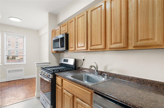 Building Photo - 3 Sadore Ln