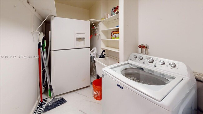 Building Photo - 1800 NE 114th St