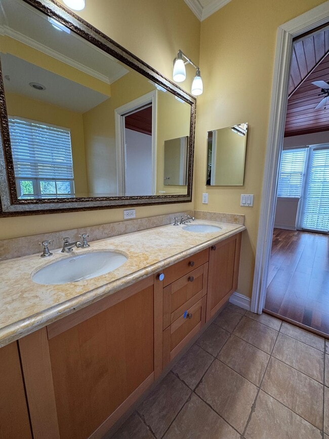 Building Photo - 304 W Mallory Cir