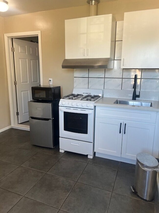 Building Photo - Charming 1 Bedroom, 1 Bathroom ADU in Pacoima! Ready for Move-In!