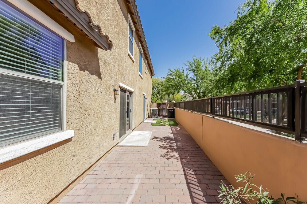 Building Photo - 129 E Catclaw St