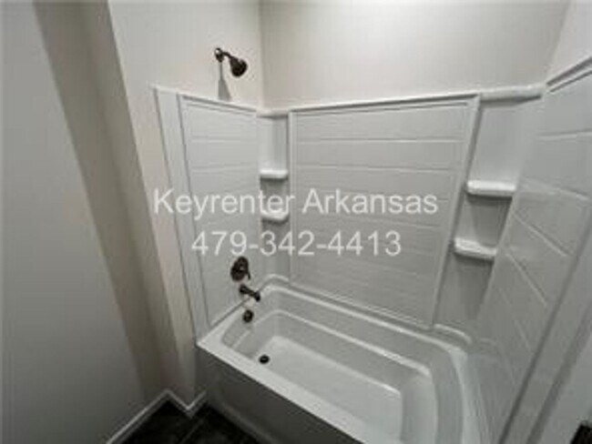 Building Photo - Amazing 3 Bedroom - 3.5 Bathroom in Fayetteville!
