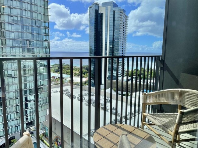 Building Photo - 987 Queen St