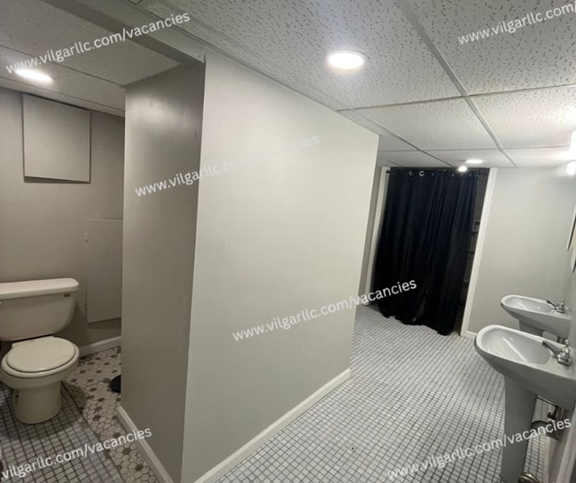 Building Photo - Spacious & Updated 2 large bedrooms & 2 fu...
