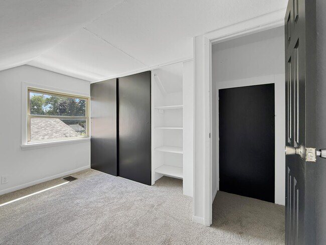 Building Photo - 3044 Hickory Grove Ave