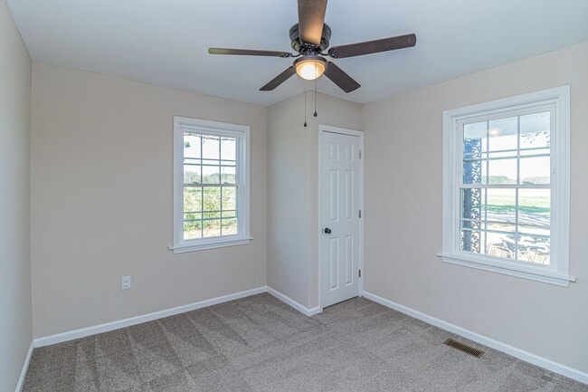 Building Photo - Cute 3 Bed/2 Bath Farmhouse!