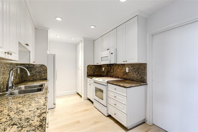 Building Photo - 251 Crandon Blvd