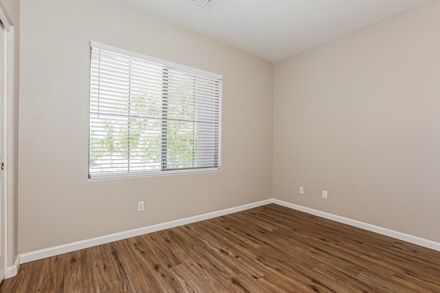 Building Photo - 4091 E Carriage Way