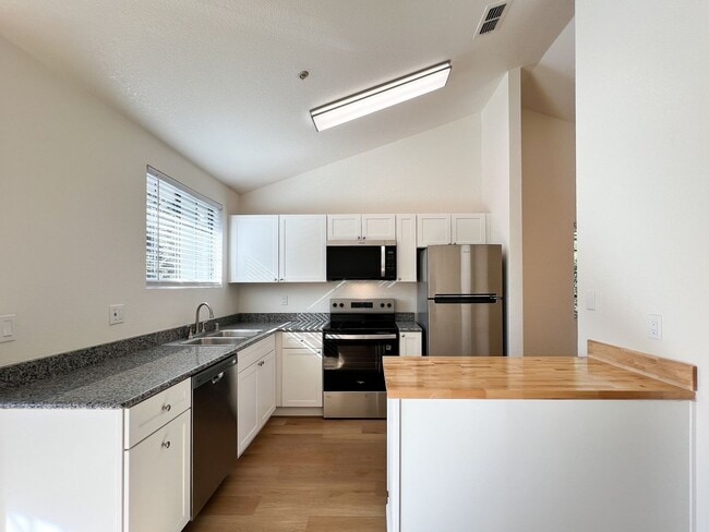 Building Photo - Renovated One Bedroom Condo with Single Ca...