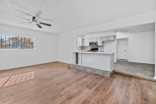 Building Photo - 10027 Valley Sun Dr