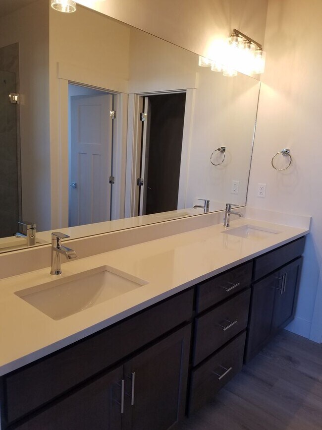 Building Photo - 3 Bed 2.5 Bath in Belgrade with attached d...