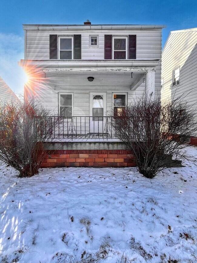 Primary Photo - Charming 3-Bedroom Home / Pet-Friendly / V...