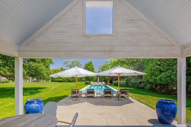 Building Photo - 265 Mecox Road