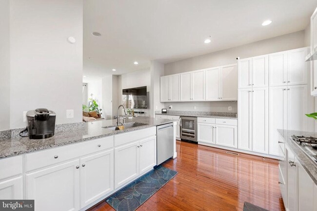 Building Photo - 710 E Howell Ave