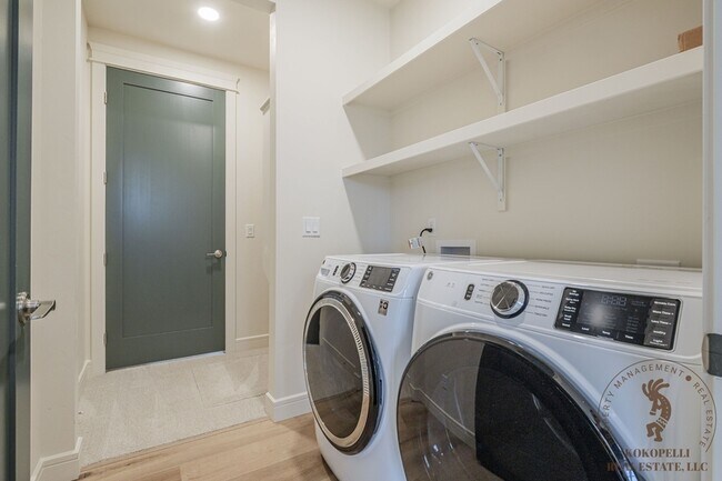 Building Photo - 915 Caledonia Ct