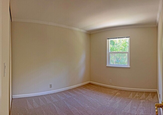 Building Photo - Beautifully Updated 3 Bedroom, 2.5 Bathroom Townhome!