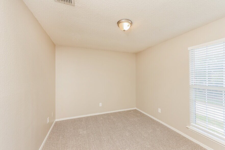 Building Photo - 1225 Paul Dr