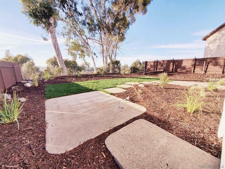 Building Photo - 870 Leppert Ct