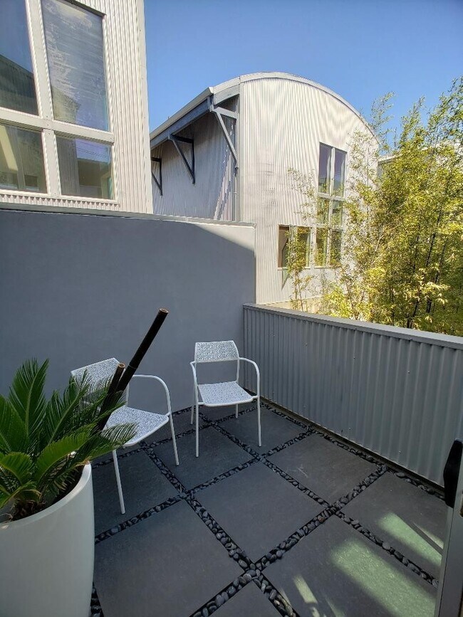 Building Photo - Professionally Designed Modern Loft In Oak...