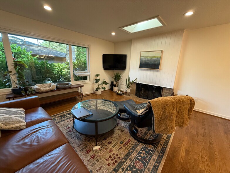Building Photo - 9125 SW Monterey Pl