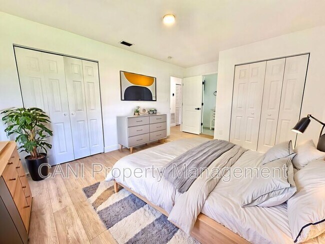 Building Photo - 2517 Royal Palm Dr
