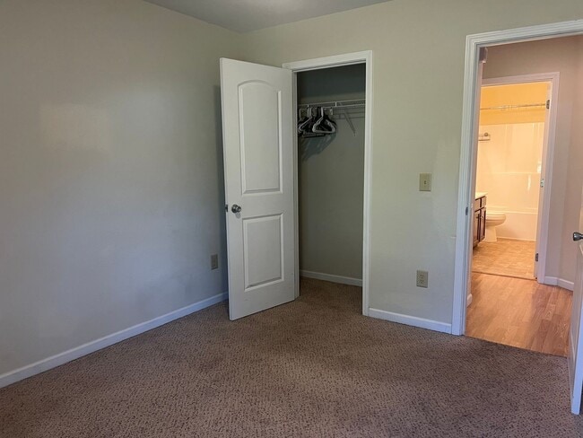 Building Photo - One- level 3bedroom /2bath  living with 2 ...