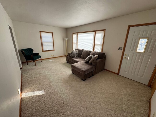 Building Photo - Main level house available for rent