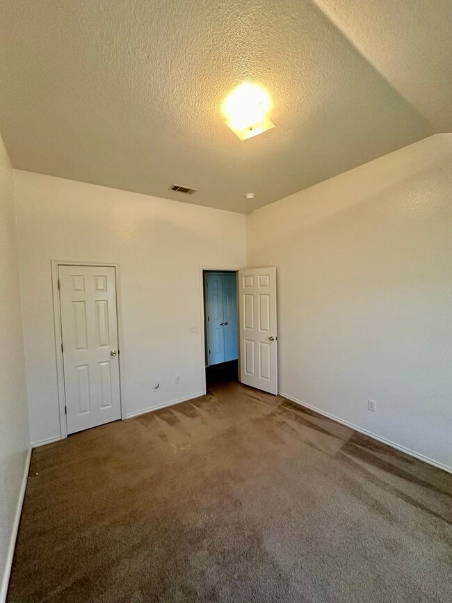 Building Photo - 904 Crymes Ln