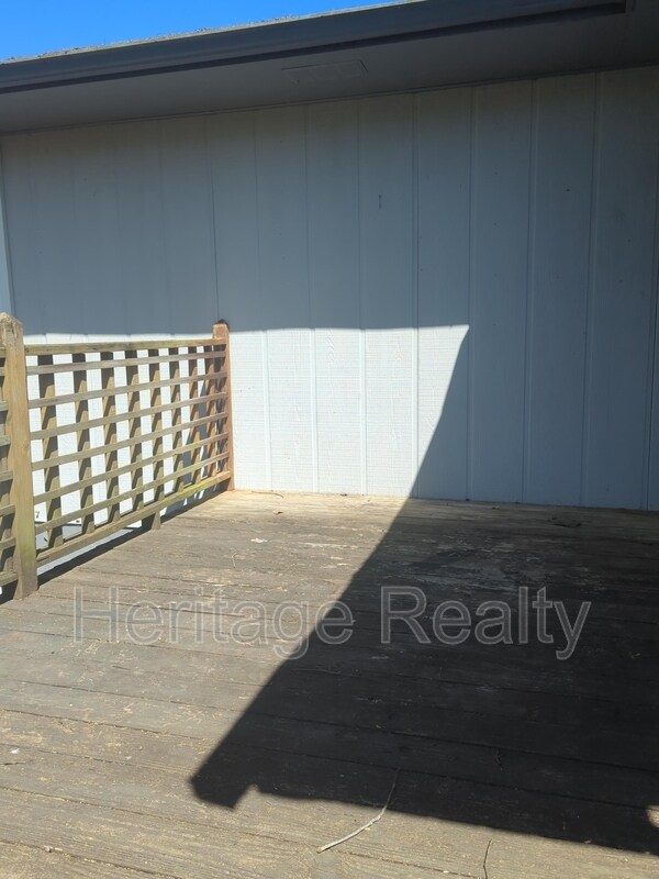 Building Photo - 1304 E Woodshire Dr