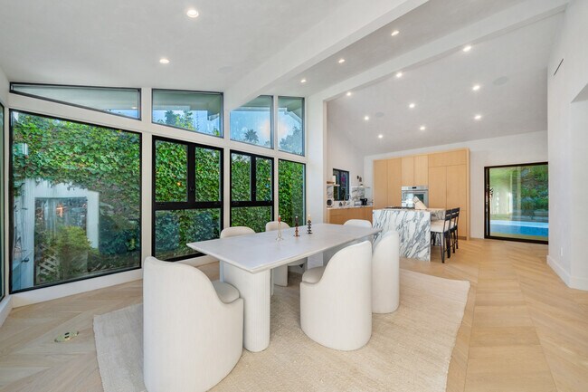 Building Photo - 2221 Bowmont Dr