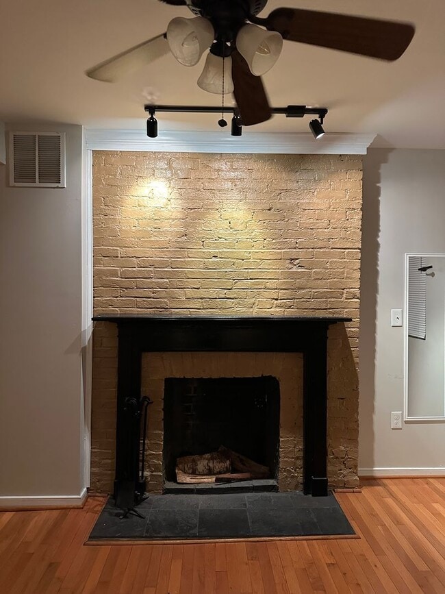 Building Photo - Beautifully Renovated Townhome in Mt. Vernon! Central Air! W/D! Storage! Available Now!