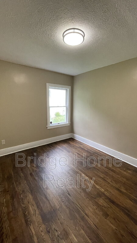 Building Photo - 366 White Ave