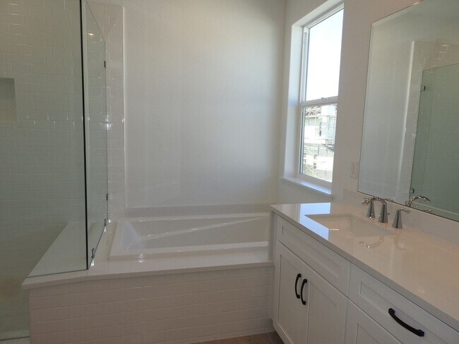 Building Photo - Beautiful Smart Home in Granite Bay  With Solar!!