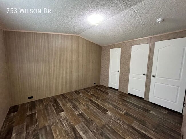 Building Photo - 753 Wilson Dr