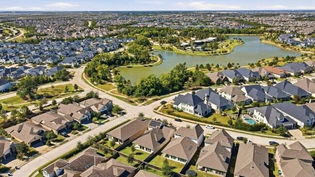 Building Photo - 15822 Pilot Knob Dr