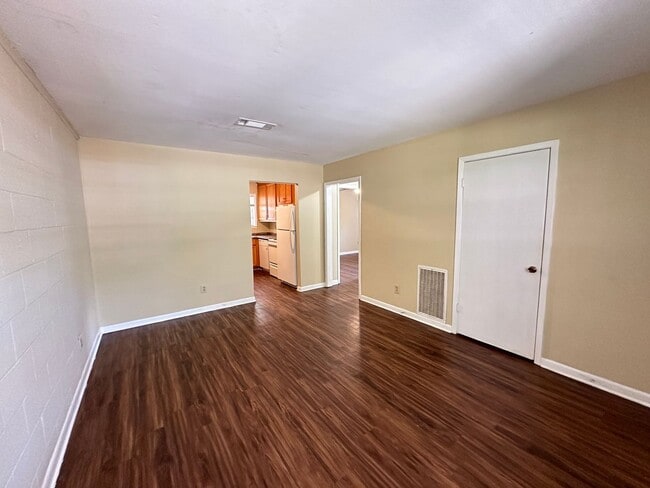 Building Photo - 2 bedroom 1 bath duplex available for rent!