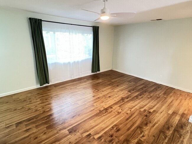 Building Photo - Fantastic 3 Bed 1.5 Bath End Unit Townhome in Orange!