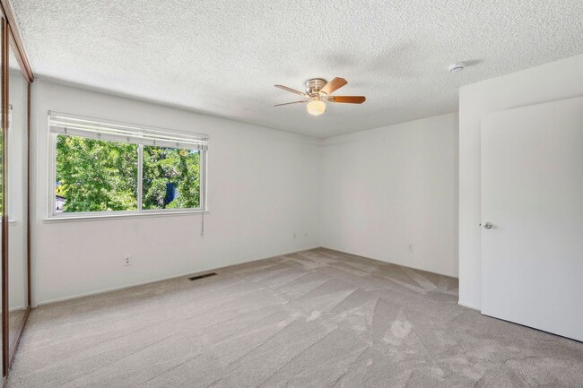 Building Photo - Luxury  2 bedroom Townhome in Great Location