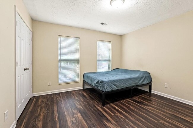 Building Photo - 105 N River Dr